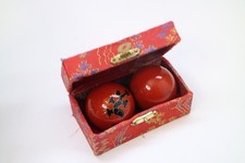 2x Chinesische Baoding-Kugeln – Rot mit Drachenmotiv – im Brokatkästchen – gebra