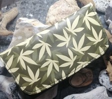 Tabakbeutel Tabaktasche Drehertasche Leder Design Cannabis Serie Farbton Oliv