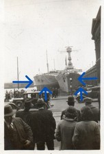 Foto Marine Leichter Kreuzer Frontalansicht mit Versorgungsschiff im Hafen