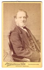 Fotografie Brown Barnes Bell, Nottingham, Exchange Walk, Portrait Herr mit Chin 