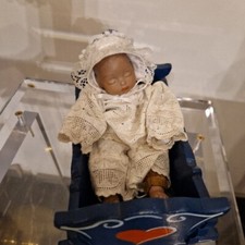 Christ kind Baby von 1991 Matejka Helga ,Porzellan ca.17 cm, mit Wiege ,