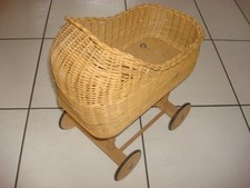 geflochtener traditioneller Weidenkorb Puppenwagen mit Holz Gestell & Rädern DDR