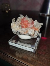 Rhodochrosit mit Bergkristall auf Matrix