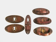 6 antike Möbelgriffe, Beschläge, Schlüsselschilder - verkupfert