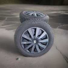 4 Winterreifen mit Felgen und Radkappen