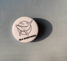 Button Sea Shepherd Weiß Schwarz Pin Logo Wal Anstecker