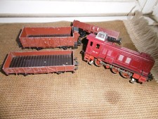 Trix Express 2261 H0 Diesellok BR V 36  rot mit 3 Güterwagen