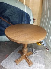 Runder Tisch aus Massivholz