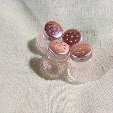 4 kleine Salzstreuer