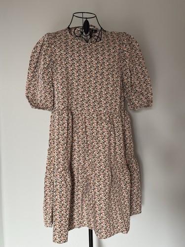 Blumiges stufenkleid mit - stufenkleid,