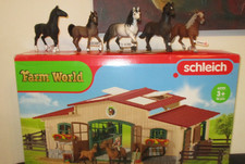 SCHLEICH 42195 Farm World - Pferdestall mit Pferden und Zubehör +6 neuen Pferden