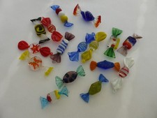 16 leuchtend  bunte  Glasbonbons in Bonboniere -  Bonbons aus Glas