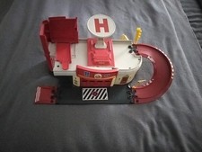 Spielzeug Garage von Feuerwehrmann Sam mit Helikopter Landeplatz