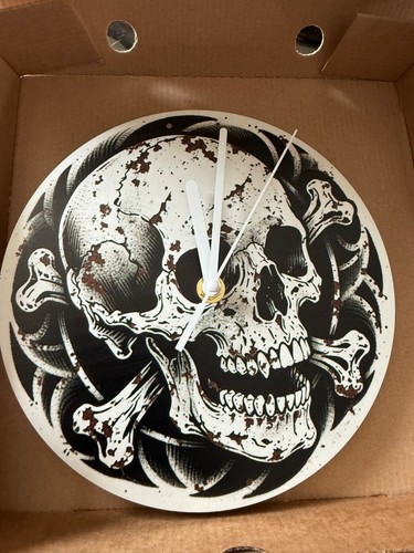 Totenkopf metall wanduhr 20cm - metall,