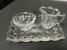 Hübsches Set:  Milchkännchen, Zuckerdose mit Tablett