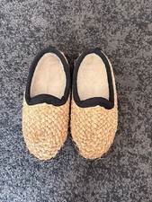 Strohschuhe der Firma