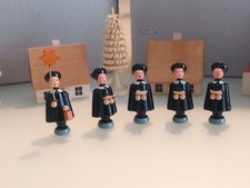 Kurrende Sänger Erzgebirge inklusive Kirche, Bäume, Häuser