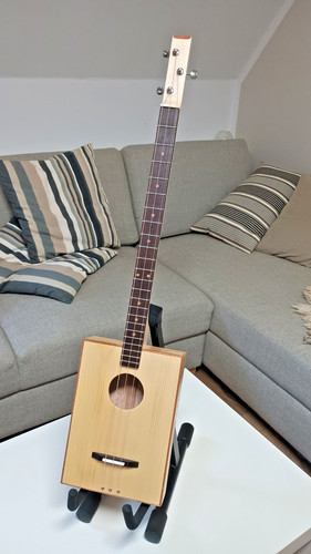 String cigar box guitar - box,