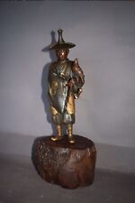 Samurai mit Katana, Wakizashi & Falke, Japan, Bronze, Wurzelholzsockel, 38cm