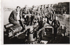 WH Soldaten Brit. Stahlhelm auf Beute-Schiff Geschütz mit Hersteller Schild Foto