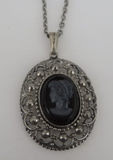 Neugablonz Dieter Knobloch: Anhänger an Kette im Historismus Stil Kamee (117210)