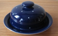 Rheinsberger Keramik Manufaktur RKM Käseglocke Käsedose blau 1 Punkt weiß rund