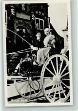 12101909 - Friesen Kleidertracht in einer Gig Kutsche AK Kutschen