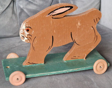 altes Holzspielzeug Nachziehspielzeug antik Hase auf Rollen