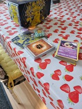 Pokemon  Karten in einer Sammelbox 