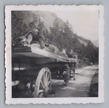 Bei Mittenwald - Frau sitzt