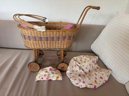 Alter puppenwagen geflochten - puppenwagen,