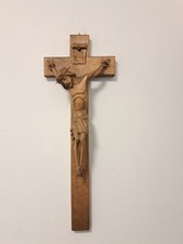 Handgeschnitztes Holzkreuz