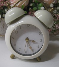 Wecker Uhr creme gold farbene Akzente Metall zeitlos