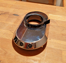 Deckel mit Knöpfen und