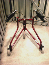 ROLLATOR FALTBAR GEHEHILFE LEICHT DREIECKIG.