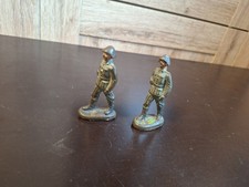 2 alte DDR NVA Spielzeug Soldaten Marschierend