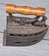  Bügeleisen Antik ca.1900 Kohle Bügeleisen aus Gusseisen mit Holzgriff Hahnvers