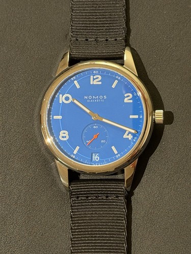 Nomos club automat - automat, datum