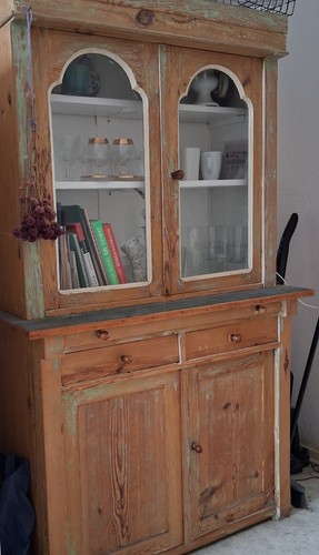 Omas küchenschrank aus holz - küchenschrank,
