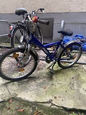 Kleines blaues Kinderfahrrad
