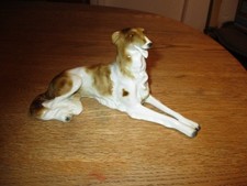 Alte Porzellanfigur liegender