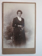 Tachau - stehende Frau im