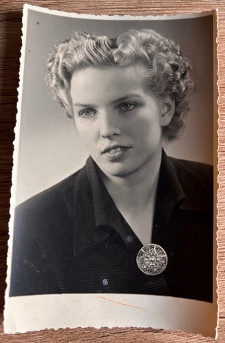 Frau mit brosche 1950 - brosche, ca.