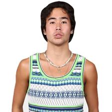 Nico Hiraga (White Trousers) Halber Körper Buddy Ausschnitt