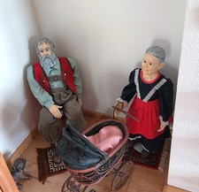 Dekofiguren groß. Aus Keramik, Stoff, handbemalt, mit Puppenwagen, Keramikhunde