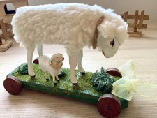 Alte Wollschafe auf Rollbrett