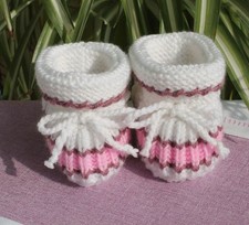 Babyschuhe gestickt gehäkelt