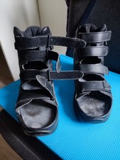 Orthesenpaar als Sandalen 