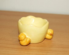 Eierbecher als Eischale mit 3 Küken gelb Keramik