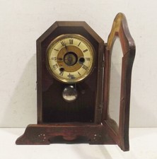 Alte Tischuhr mit Schlag auf